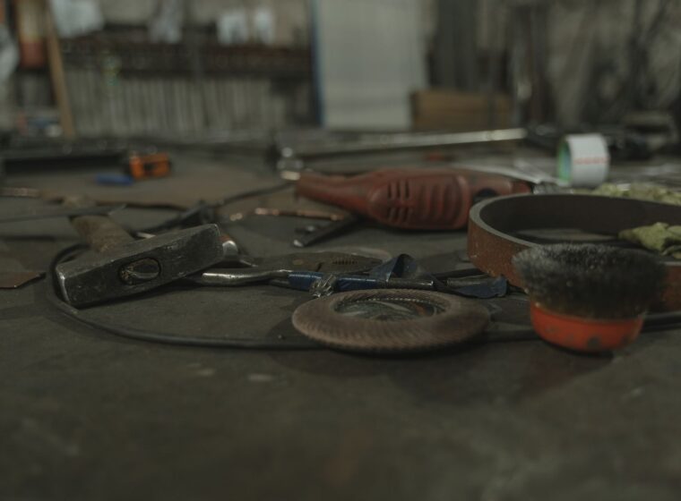 Werkbank met handgereedschap op ophangrail