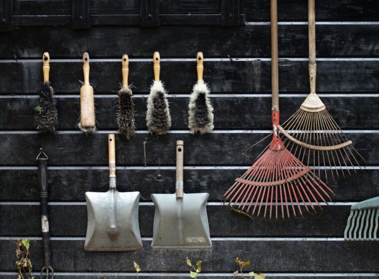 Tuingereedschap aan de wand van een schuur