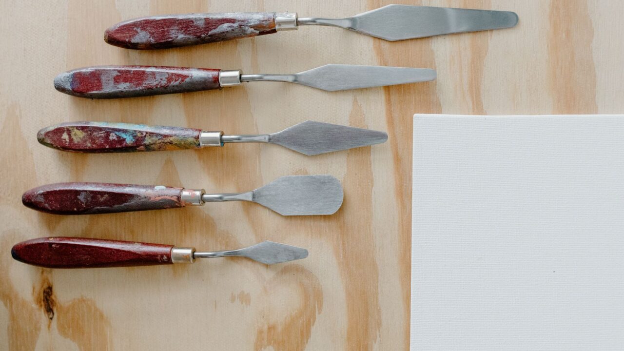 Essenhouten steel wordt ingeolied met een doek
